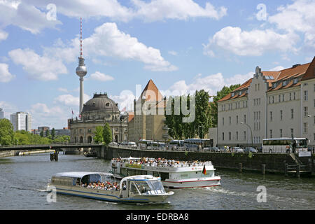 Deutschland, Berlin, Europa, Hauptstadt, Stadt, Sehenswuerdigkeit, Spree, Fernsehturm, Boote, Museumsinsel, Bode-Museum, Ausflug Stockfoto