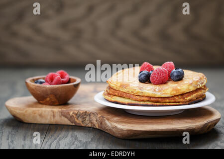 Pfannkuchen mit Himbeeren, Heidelbeeren, auf Eichen Holztisch Stockfoto