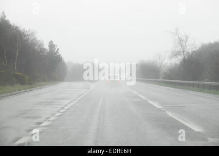 Regen verursacht Spray und schlechte Fahrbedingungen auf zweispurigen Derbyshire England Stockfoto