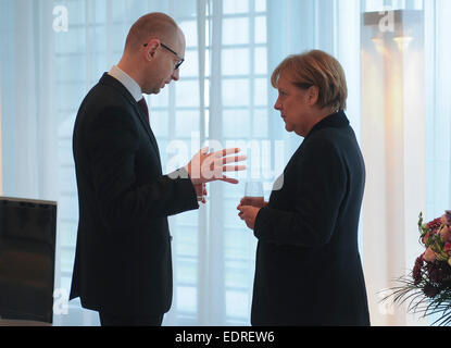 HANDOUT - zeigt ein Handout Bild von Andrew Kravchenko am 8. Januar 2015 zur Verfügung gestellten German Chancellor Angela Merkel (R) Gespräch mit ukrainische Ministerpräsidentin Arseniy Yatsenyuk im Kanzleramt in Berlin, Deutschland. Foto: ANDREW KRAVCHENKO (-obligatorische CREDITS) Stockfoto