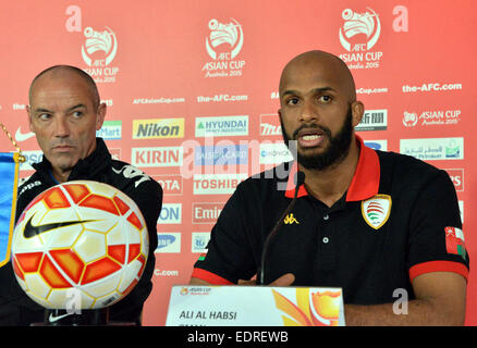 Canberra, Australien. 9. Januar 2015. Omans Cheftrainer Paul Le Guen (L) und Team-Kapitän Ali Al Habsi an eine Pressekonferenz für AFC Asien-Pokal im Canberra Stadium in Canberra, Australien, 9. Januar 2015 teilnehmen. © Justin Qian/Xinhua/Alamy Live-Nachrichten Stockfoto