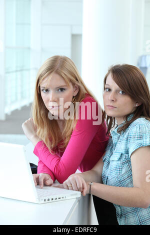 Zwei Mädchen im Teenageralter mit Laptop-computer Stockfoto