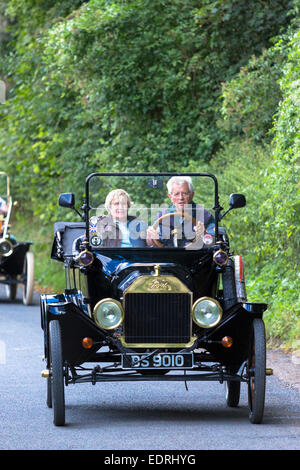 Gut erhaltene veteran Model T Ford Auto Touren entlang der Landstraße in den Cotswolds, UK Stockfoto