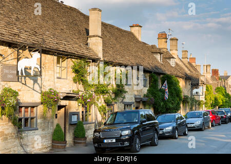 Range Rover 4 x 4 geparkt The Lamb Inn, alte Gastro Pub Traditionshotel in Burford in Cotswolds, Oxfordshire, Vereinigtes Königreich Stockfoto