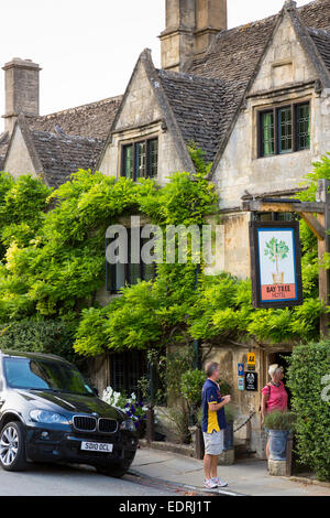 Paar im Bay Tree Hotel ein traditionelles altes Gastro Pub Hotel mit Range Rover geparkt, Burford, Cotswolds, Oxfordshire, Vereinigtes Königreich Stockfoto