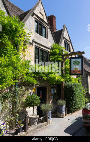 Pub Schild des Bay Tree Hotel eine traditionelle alte Gastro Pub in Burford, Cotswolds, Oxfordshire, Vereinigtes Königreich Stockfoto