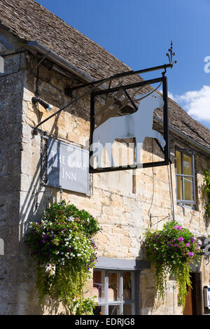 Pub Schild des Lamb Inn Hotels ein traditionelles altes Gastro Pub Hotel in Burford, Cotswolds, Oxfordshire, Vereinigtes Königreich Stockfoto