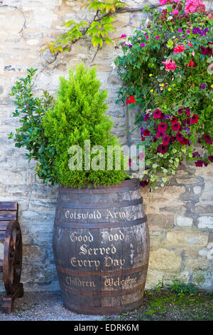 Bierfaß in The Cotswolds Arms Inn traditionellen alten Gastro Pub in Burford in Cotswolds, Oxfordshire, Vereinigtes Königreich Stockfoto