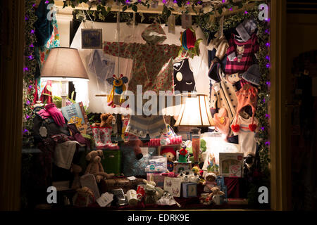 Schaufenster im Geschenk und Souvenir-Shop Verkauf von Spielzeug, Bettwäsche, Lampen etc. entlang Burford High Street in der Nacht, The Cotswolds Stockfoto