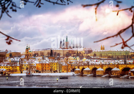 Schönen Prag im Winter, Karlsbrücke über Vltava Fluss, Tschechische Republik, historische mittelalterliche Gebäude, Winter Europa Stockfoto