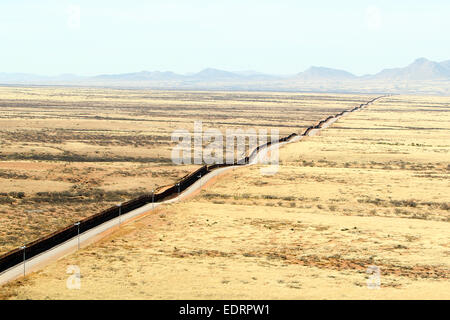 US-mexikanischen Grenze südwestlich Arizona Barriere.  Fast 600 Meilen Zaun die Grenze wurden gebaut, jede einzelne Zäune bestehend aus Stahl und Beton zu einem Preis von US$ 2,8 Millionen pro Meile. Siehe Beschreibung weitere Informationen Stockfoto
