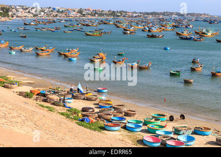 Fischerdorf am Strand mit reichlich traditionellen Boot von Vietnam, Vietnam Stockfoto