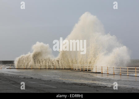 Aberystwyth, Wales, UK. 9. Januar 2015. Ein großen Wellengang bei Flut verursacht Wellen, über die Promenade an der Küste Aberystwyth an der Cardigan Bay Küste zu brechen. Bildnachweis: atgof.co/Alamy Live News Stockfoto