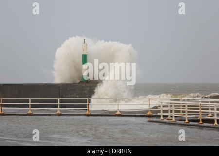 Aberystwyth, Wales, UK. 9. Januar 2015. Ein großen Wellengang bei Flut verursacht Wellen, über die Promenade an der Küste Aberystwyth an der Cardigan Bay Küste zu brechen. Bildnachweis: atgof.co/Alamy Live News Stockfoto