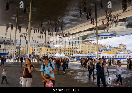 L'Ombrière (gespiegelte Unterstand) du Quai De La Fraternité, Vieux Port (Alter Hafen), Marseille, Frankreich Stockfoto