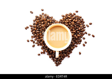 herzförmige von Kaffeebohnen und Tasse auf weißen background(isolated) Stockfoto