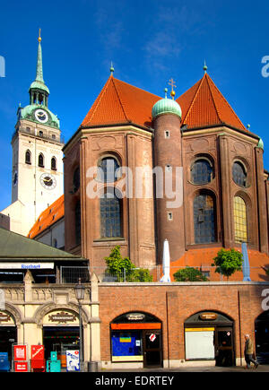 München, Bayern, Deutschland. Peterskirche (St.-Peter Kirche), gesehen vom Viktualienmarkt (Lebensmittelmarkt) Stockfoto