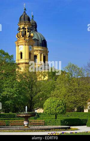 München, Bayern, Deutschland. Theatinerkirche (St. Cajetan Kirche - 1768) Kuppel und Turm aus dem Hofgarten gesehen. Stockfoto