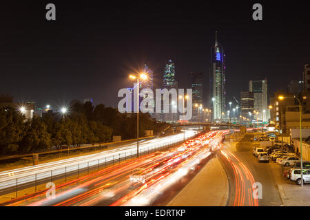 Auf der Stadtautobahn in Kuwait Stau in der Nacht Stockfoto
