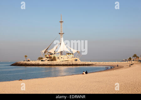 Marina Wellen Pavillon und Marina Beach in Kuwait Salmiya Stockfoto