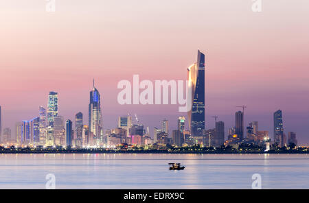 Skyline von Kuwait-Stadt bei Nacht Stockfoto