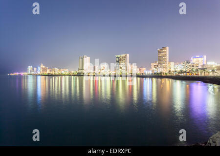 Marina Wellen Pavillon bei Einbruch der Dunkelheit beleuchtet Stockfoto