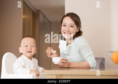 Junge Mutter Fütterung Baby boy Stockfoto