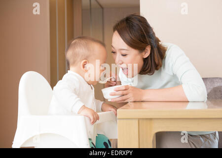 Junge Mutter Fütterung Baby boy Stockfoto