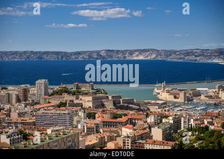 Blick auf Bas Fort Saint-Nicolas und Fort Saint Jean in Marseille, Bouches-du-Rhône, PACA, Marseille, Frankreich. Stockfoto