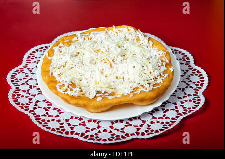 Gegrillte Brötchen mit Mozzarella-Käse auf rotem Grund Stockfoto