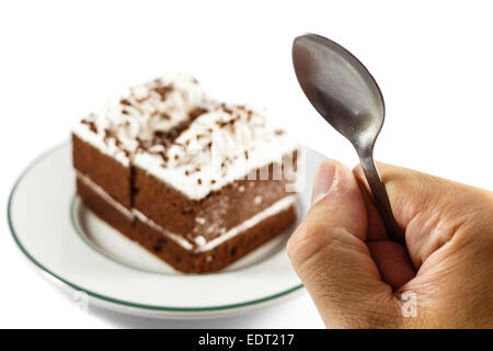 Person halten Löffel und Schokokuchen auf weißem Hintergrund Stockfoto