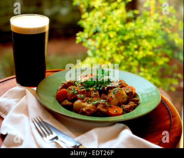 Irish Stew und Guinness Stockfoto