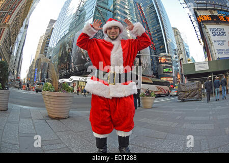Ein junger Mann als Weihnachtsmann verkleidet in Midtown Manhattan Times Square. New York City Stockfoto