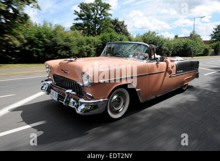 55 Chevy Bel Air Convertible, 50er Jahre amerikanische Ikone, Rückansicht mit continental Reserverad am Ace Cafe typischen 50er Jahre Standort Stockfoto