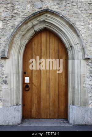 Mittelalterliche Eingangstür in der Innenstadt von London, UK Stockfoto