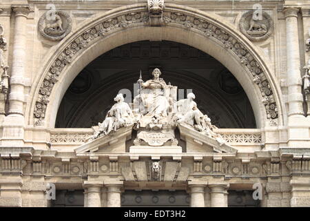 Statue der Göttin der Gerechtigkeit im Gerichtsgebäude Palace in Rom, Italien Stockfoto