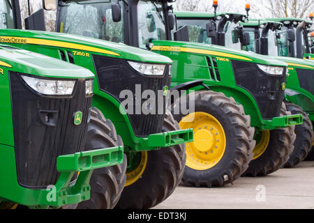 Rang, sehr grün und sehr glänzend John Deere Traktoren bei einem Händler. Stockfoto