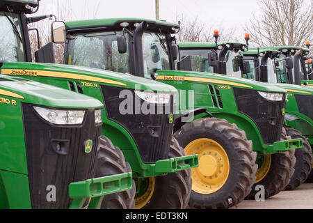 Rang, sehr grün und sehr glänzend John Deere Traktoren bei einem Händler. Stockfoto