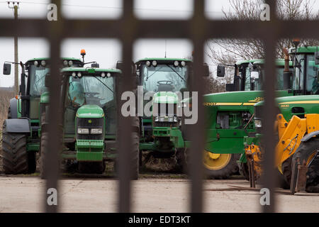 Rang, sehr grün und sehr glänzend John Deere Traktoren bei einem Händler. Stockfoto