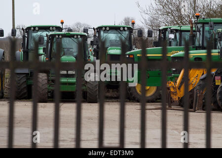 Rang, sehr grün und sehr glänzend John Deere Traktoren bei einem Händler. Stockfoto