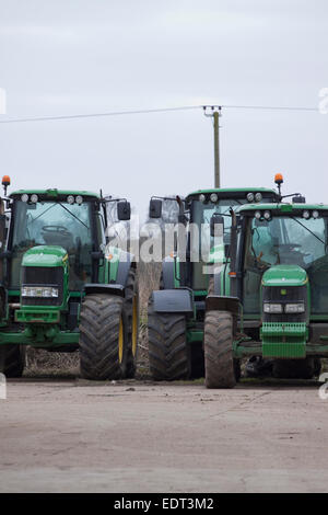 Rang, sehr grün und sehr glänzend John Deere Traktoren bei einem Händler. Stockfoto