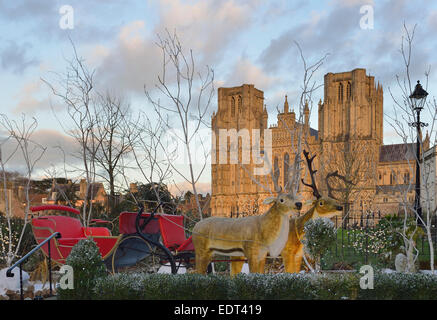 Santas Rentiere und Schlitten in der Wells Cathedral Stockfoto