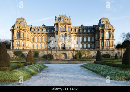 Eine niedrige Wintersonne beleuchtet das Bowes Museum in Barnard Castle Teesdale County Durham UK Stockfoto