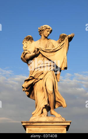 Einer der Engelsstatuen geschnitzt von Gian Lorenzo Bernini auf der Brücke Saint Angel von Rom, Italien Stockfoto