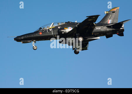 RAF Hawk ZK017 auf Finale für Piste 32 RAF Valley, Anglesey Stockfoto