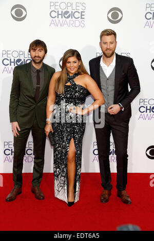Los Angeles, USA. 7. Januar 2015. Musiker Dave Haywood (l-R), Hilary Scott und Charles Kelley von Lady Antebellum erreichen die 41. Peoples Choice Awards in Los Angeles, USA, 7. Januar 2015. Foto: Hubert Boesl - kein Draht-SERVICE-/ Dpa/Alamy Live News Stockfoto