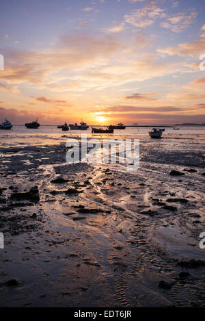 Angelboote/Fischerboote bei Sonnenaufgang im Hafen von Lindisfarne, Holy Island, Northumberland, England. Silhouette Stockfoto