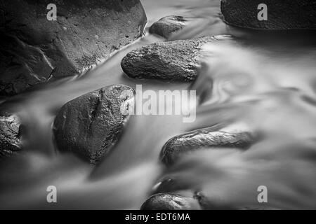 Fließendes Wasser & Felsen im Stream schwarz & weiß Stockfoto