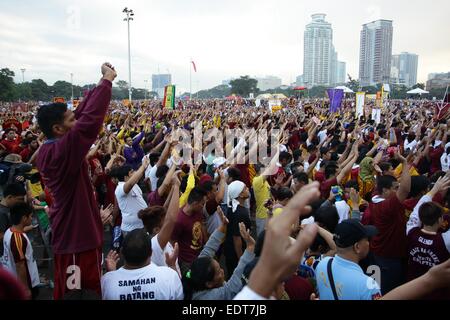 Manila, Philippinen. 9. Januar 2015. Römisch-katholische Gläubige versammeln und erheben ihre Hände wie Black Nazarene beginnt seine heilige Prozession von der Quirino-Tribüne, glauben einige Wunder in ihrem Leben passieren, wenn sie an der Veranstaltung teilnehmen werden. Bildnachweis: Mark Cristino/Pacific Press/Alamy Live-Nachrichten Stockfoto