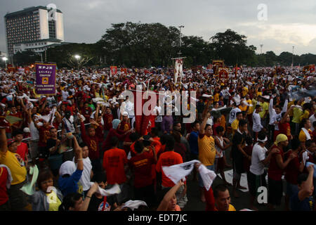 Manila, Philippinen. 9. Januar 2015. Römisch-katholische Gläubige versammeln und erheben ihre Hände wie Black Nazarene beginnt seine heilige Prozession von der Quirino-Tribüne, glauben einige Wunder in ihrem Leben passieren, wenn sie an der Veranstaltung teilnehmen werden. Bildnachweis: Mark Cristino/Pacific Press/Alamy Live-Nachrichten Stockfoto